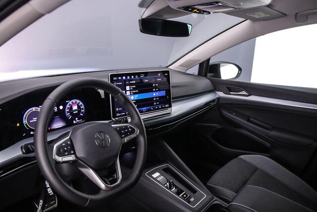 Volkswagen GOLF Life Edition 1.5 TSI eHybrid 204pk DSG Automaat Adaptive cruise control, LED matrix koplampen, Achteruitrijcamera, App connect, Stuurwiel verwarmd
