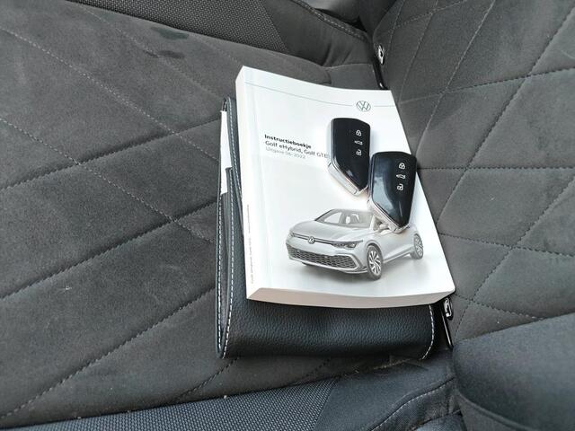 Volkswagen GOLF 1.4 eHybrid Style / AUTOMAAT/ NAVI/ CRUISE/ STOELVERWARMING/ CLIMATE/ PARK. SENSOREN/ LED/ 16" LMV