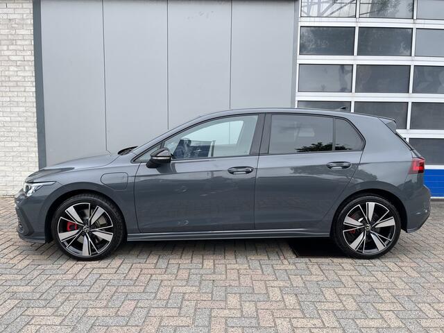 Volkswagen GOLF 1.4 eHybrid GTE / AUTOMAAT/ ACC/ STUUR+STOELVERWARM./ PARK.SENSOR.V+A/ CAMERA/ APP-CONNECT/ DODEHOEK/ KEYLESS/ HEAD-UP/ DIGITAL DASH/ IQ.LIGHT/ RIJ-MODI/ NAVI/ DAB/ CLIMA/ 18'' LMV