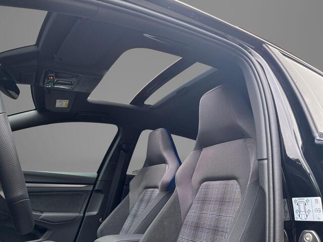 Volkswagen GOLF 1.5 eHybrid 272pk DSG GTE · Panoramadak · Camera · Head-Up Display · Inklap. Trekhaak · Stuur- & Stoelverwarming · Dodehoeksensor · Garantie t/m 08-09-2030 of 100.000km