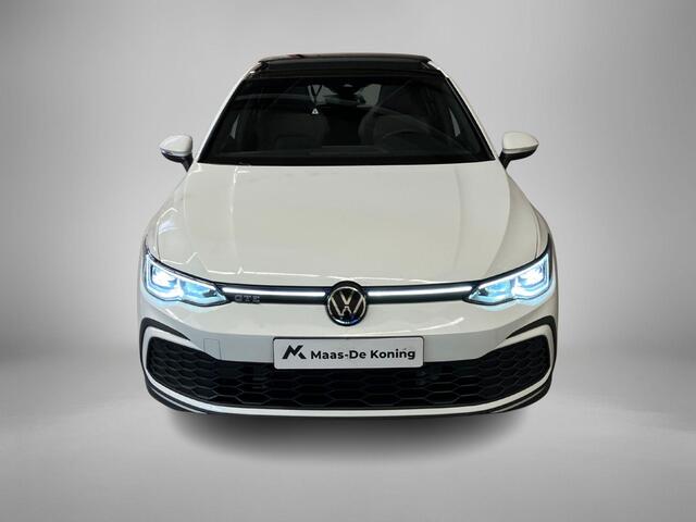 Volkswagen GOLF 1.4TSIeHybrid 180kW/245PK GTE · Panoramadak · Trekhaak · Camera · Stoelverwarming · Navigatie