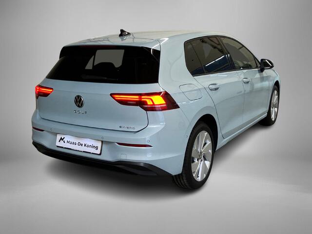 Volkswagen GOLF 1.5eHybrid 204pk Life Edition DSG · Apple/Android · Camera + Parkeersensoren · Dodehoeksensor · Stoel- & stuurverwarming · Garantie t/m 26-03-2030 of 100000km