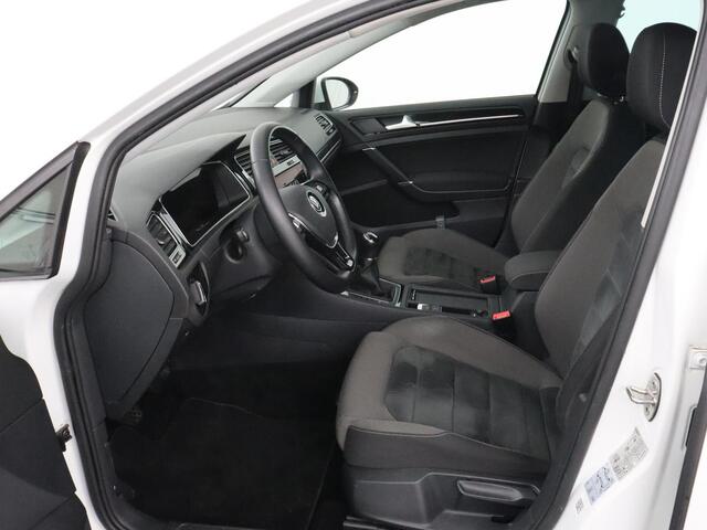 Volkswagen GOLF 1.5 TSI Highline | Carplay | Full LED | Trekhaak | Camera | Adaptive cruise | Navigatie | Parkeerhulp | Virtual Cockpit | Climate control | Bluetooth | Getint glas