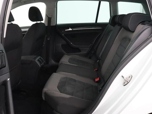 Volkswagen GOLF 1.5 TSI Highline | Carplay | Full LED | Trekhaak | Camera | Adaptive cruise | Navigatie | Parkeerhulp | Virtual Cockpit | Climate control | Bluetooth | Getint glas