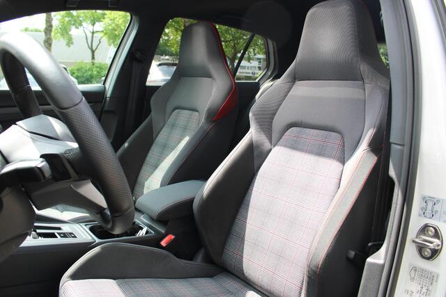 Volkswagen GOLF 2.0 TSI GTI Automaat | Navigatiesysteem | Panoramadak | Stoel en Stuurwielvewaring