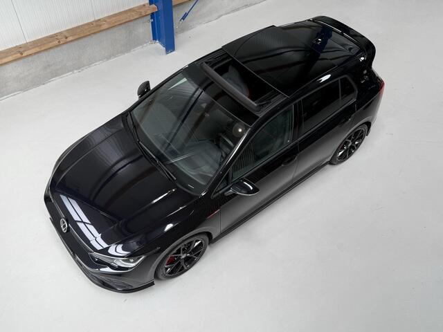 Volkswagen GOLF 2.0 TSI GTI Clubsport 300PK - DEALER ONDERHOUDEN - PANORAMADAK - BLACK ON BLACK - HARMAN KARDON - STUUR + STOELVERWARMING