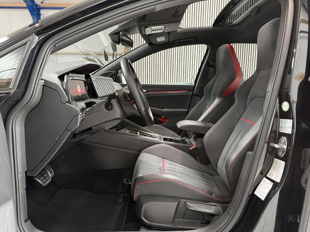 Volkswagen GOLF 2.0 TSI GTI Clubsport 300PK - DEALER ONDERHOUDEN - PANORAMADAK - BLACK ON BLACK - HARMAN KARDON - STUUR + STOELVERWARMING