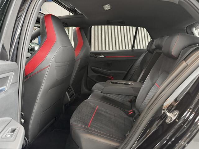 Volkswagen GOLF 2.0 TSI GTI Clubsport 300PK - DEALER ONDERHOUDEN - PANORAMADAK - BLACK ON BLACK - HARMAN KARDON - STUUR + STOELVERWARMING