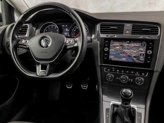 Volkswagen GOLF 1.0 TSI Sportline (APPLE CARPLAY, GROOT NAVI, CAMERA, SPORTSTOELEN, ADAPTIVE CRUISE, GETINT GLAS, PARKEERSENSOREN, NIEUWSTAAT)