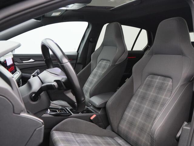Volkswagen GOLF 2.0 TDi GTD 200 Pk Automaat | Stoel/Stuurverwarming | Panorama dak | Camera | IQ Light | Adaptive Cruise | CarPlay | 19 Inch | 46.354 Km !!