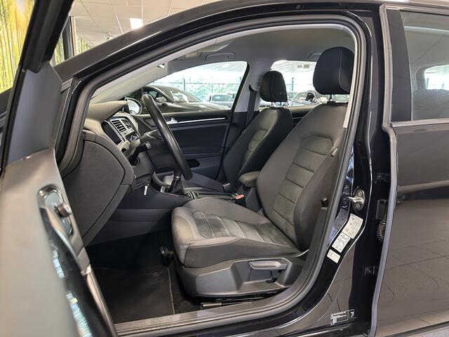 Volkswagen GOLF 1.5 TSI Highline | Origineel Nederlands! | Adaptieve Cruise Control | Achteruitrijcamera | Apple Carplay | Parkeersensoren | Android Auto |