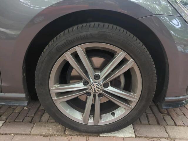 Volkswagen GOLF 1.5 TSI 150PK DSG Highline Business R / Virtual Cockpit / Navigatie / Camera / LED / 17" LMV