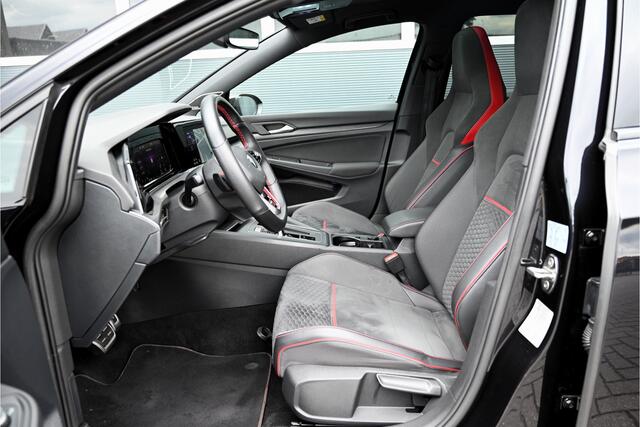 Volkswagen GOLF 2.0 TSI GTI CLUBSPORT 300 PK / PANO / NURBURGRING / IQ LIGHT / HEAD UP / HARMAN KARDON / CAMERA / BLACK PACK