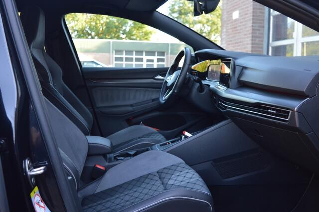 Volkswagen GOLF Variant 1.5 eTSI R-Line | AUT - BLACKPACK - CARPLAY