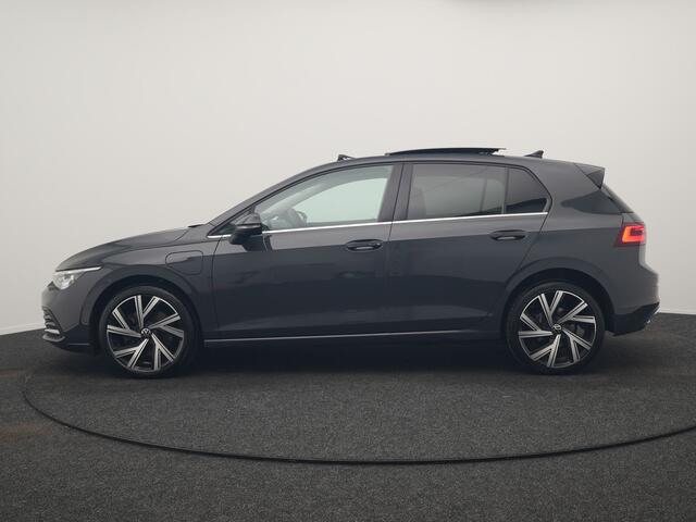 Volkswagen GOLF 1.4 eHybrid Style PHEV 204pk Dealer O.H. | Trekhaak Af Fabriek | Panodak | Adaptive Cruise | Camera | IQ Light | Alcantara Sportstoelen Memory & Massage | Sfeerverlichting | Apple Carplay | Stoelen & Stuur Verwarmd | Blis | Keyless | Plug In Hybrid |