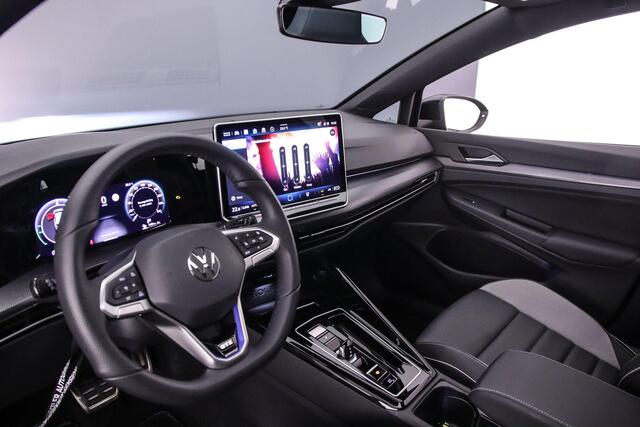 Volkswagen GOLF GTE 1.5 TSI eHybrid 272pk DSG Automaat Trekhaak, Panoramadak, Black Style, Lederen bekleding, LED matrix koplampen, Adaptive cruise control