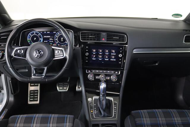 Volkswagen GOLF 1.4 TSI GTE PHEV Panoramadak, LED, Camera, ACC, Trekhaak, Mooie uitvoering!