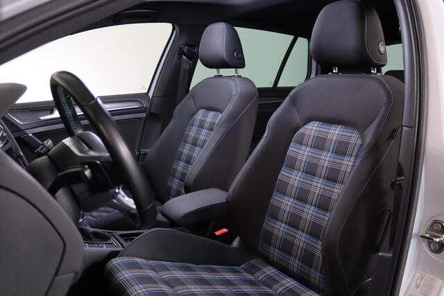 Volkswagen GOLF 1.4 TSI GTE PHEV Panoramadak, LED, Camera, ACC, Trekhaak, Mooie uitvoering!