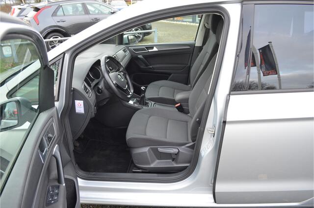 Volkswagen GOLF SPORTSVAN 1.5 TSI Stoelverwarming Led Koplampen Cruise Control Trekhaak 1400 KG Parkeersens. V+A