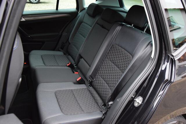 Volkswagen GOLF SPORTSVAN 1.5 TSI ACT Highline Edition DSG Automaat | BOVAG Garantie | Trekhaak | Navigatie | Stoelverwarming | Adaptive Cruise Control | Climate Control | PDC Voor&Achter | All Season Banden |