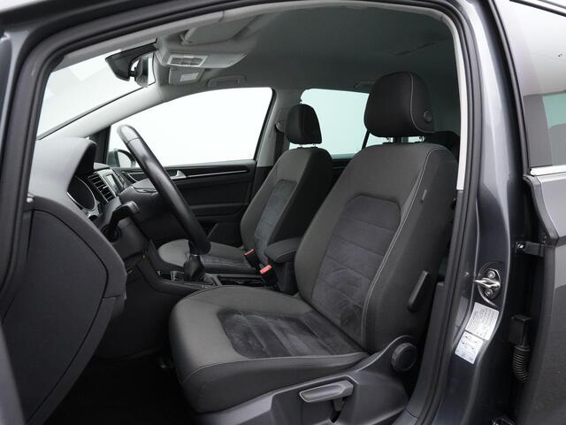 Volkswagen GOLF SPORTSVAN 1.2 TSI 110 pk Highline | 1e eigenaar | Trekhaak | Achteruitrijcamera | Navigatie | Alcantara | Carplay
