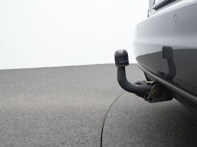 Volkswagen GOLF SPORTSVAN 1.2 TSI 110 pk Highline | 1e eigenaar | Trekhaak | Achteruitrijcamera | Navigatie | Alcantara | Carplay