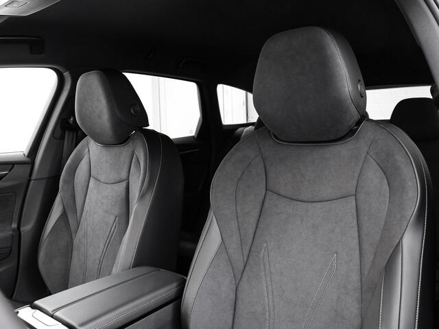Volkswagen ID ID.7 Tourer Pro Limited Edition 77 kWh accu 286 PK · Draadloze telefoonlader · 360 camera · verwarmde voorstoelen · Trekhaak inklapbaar, met elektrische ontgrendeling ·