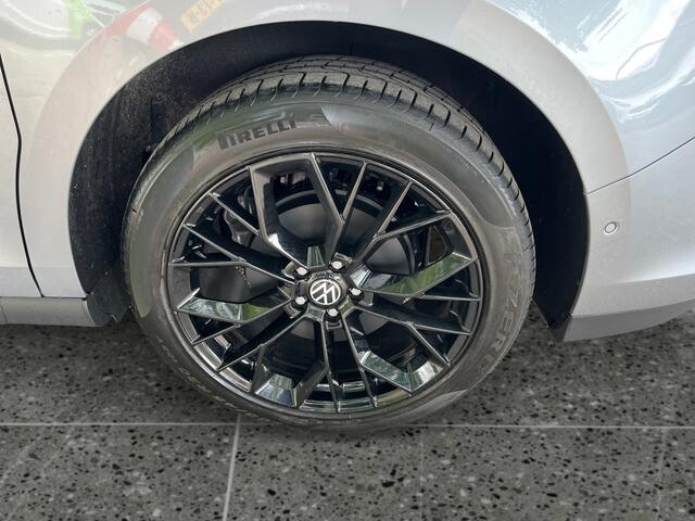 Volkswagen ID. Buzz Pure Limited 170 pk 59 kWh | 20 inch LMV | elektrische achterklep | Trekhaak | getint glas