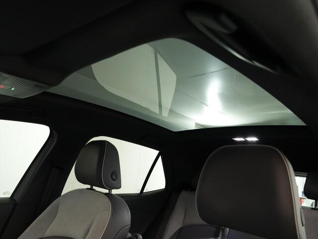 Volkswagen ID.3 First Max 58 kWh 204 pk | Navigatie | Panoramadak | Parkeersensoren | Achteruitrijcamera | Adaptieve cruise control |