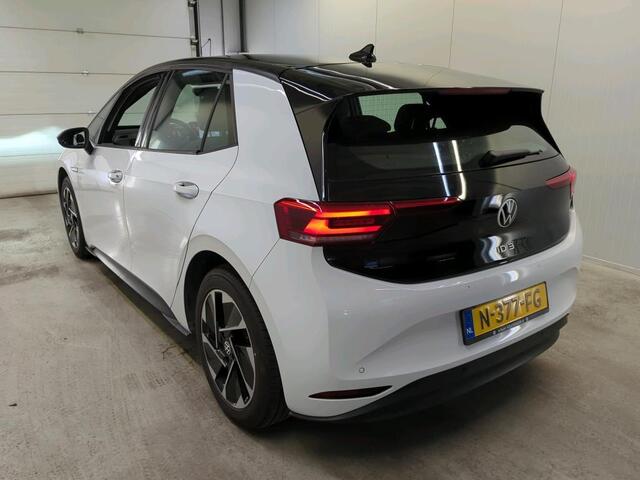 Volkswagen ID.3 Life 58 kWh Navigatie Apple Carplay/Android Auto Parkeersensoren Adaptive Cruise Control Stoel- en stuurverwarming Lichtmetalen velgen Climate Control