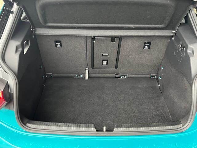 Volkswagen ID.3 First Plus 58 kWh 204pk / IQ LED / Achteruitrijcamera / Parkeersensoren voor + achterzijde / Donkerglas / Stoelverwarming / Navigatie / 19''LMV