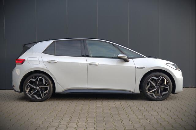 Volkswagen ID.3 First Plus 58 kWh | Stoelverwarming | Stuurverwarming | Camera | Adaptive Cruise Control | Navigatie | Standkachel | Keyless | Parkeersensoren | LED | Apple Carplay | BTW |