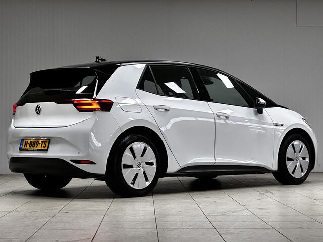 Volkswagen ID.3 Pro 58 kWh/ Two-Tone/ Apple + Android/ LED Koplampen/ Ambient Light/ Virtual Cockpit/ Adaptive Cruise/ Lane-Assist./ Navi/ Clima/ Cruise/ Armsteun/ Multi. LEDER. Stuur/ PDC V+A.