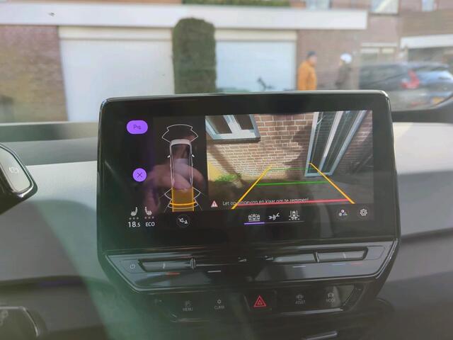 Volkswagen ID.3 First Max 58 kWh 204 PK | Panorama dak | Navigatie | Parkeercamera | Sportstoelen |