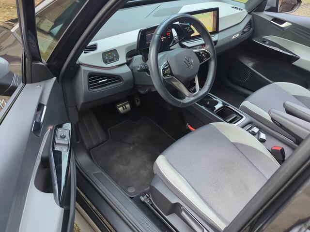 Volkswagen ID.3 First Plus 58 kWh 204 PK | Navigatie | 19" Lm velgen | Parkeercamera |