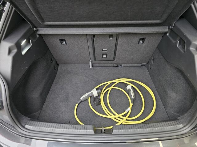 Volkswagen ID.3 First Plus 58 kWh | Camera | Adaptive Cruise | Stoel / Stuur ver
