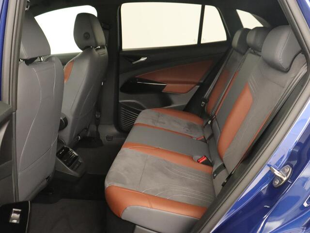 Volkswagen ID.4 First 77 kWh | Trekhaak | Automaat | Sfeerverlichting | Camera | Navigatie | Stoelverwarming | Carplay | LMV 20 inch | LED | Cruise Control | Getint glas | Climate controle