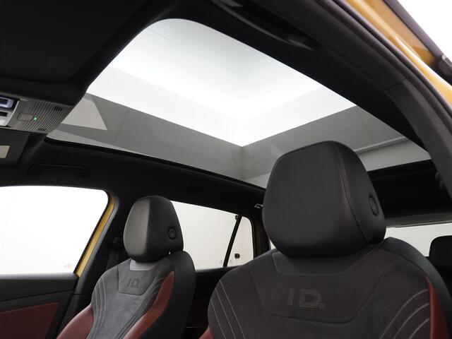 Volkswagen ID.4 Pro Max 77kWh Ergo-Active Elek. Stoelen Memory Trekhaak Warmtepomp Panoramadak Head-Up 360°Camera Apple Carplay Android Auto Adap.Cruise Elek.Achterklep Stoel+Stuurverwarming DAB Keyless Advanced 1e Eigenaar Origineel Nederlandse Auto Zeer Compleet!