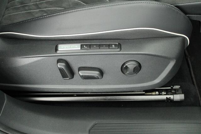 Volkswagen ID.4 Pro 77 kWh 204pk Sportstoelen Panoramadak Matrix LED Memory Camera Stuurverwarming