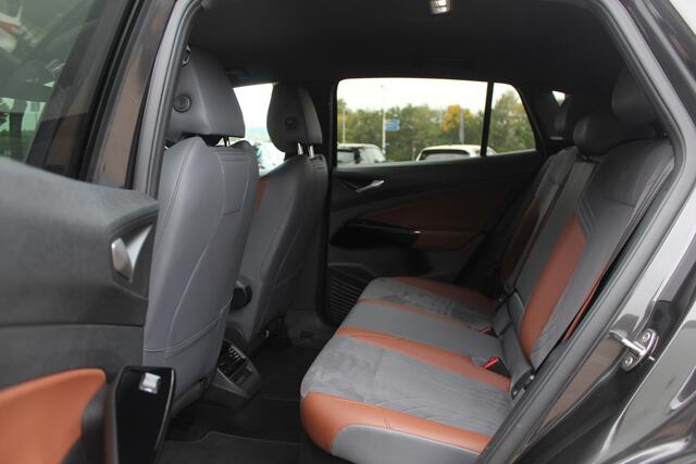 Volkswagen ID.4 First 77 kWh / SOH 94,7% / Camera / Apple CarPlay / DAB / 20'' / LED / Alcantara / Stoelverwarming / ACC