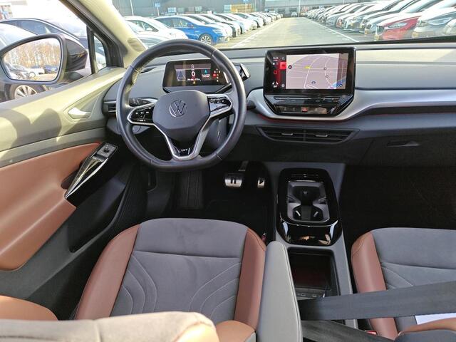 Volkswagen ID.4 First 204pk 77 kWh / Navigatie / Camera / App-Connect / Stuur & Stoelverwarming / Parkeersensoren Voor & Achter / 20" LMV