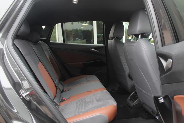 Volkswagen ID.4 First 77 kWh / Trekhaak / Camera / Apple CarPlay / DAB / 20'' / LED / Alcantara / Stoelverwarming / ACC