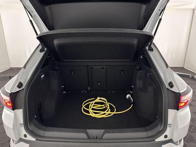 Volkswagen ID.4 Business 77 kWh [ 3-Fase-11kW ] {SOH-83%} (INCL.BTW) *LEATHER-FABRIC | ADAPTIVE-CRUISE | FULL-LED | HEATED-COMFORTSEATS | KEYLESS | CAMERA | DIGI-COCKPIT | DAB | NAVI-FULLMAP | PRIVACY-GLASS | ECC | PDC | TOWBAR | 19''ALU*