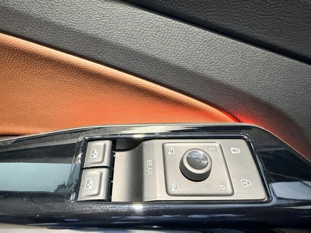 Volkswagen ID.5 Pro 77 kWh | All-in prijs incl. 12 mnd BOVAG garantie | Elek. Trekhaak | Panoramadak | IQ Light | 3D Camera | HUD
