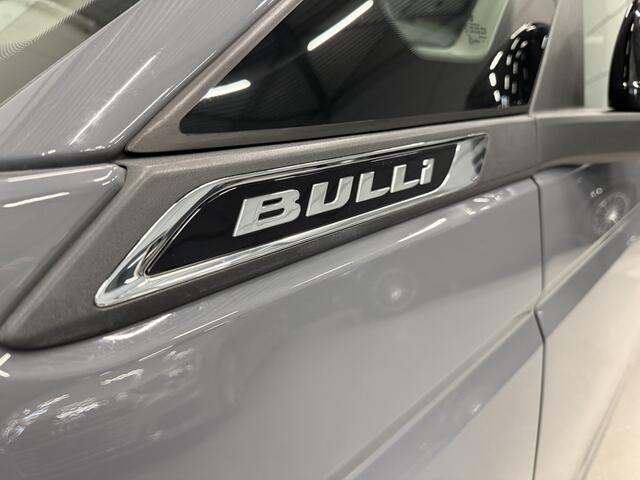 Volkswagen MULTIVAN 1.4 eHybrid L2 BULLI EDITION 7p. PURE-GREY/TREKHAAK/CAMERA/ACC/STANDKACHEL/CARPLAY/NAVI/ELECTR.A.KLEP/PRIVACY/17"/SCHUIFRUITJES/VOLLEDIG VW DEALER HISTORIE
