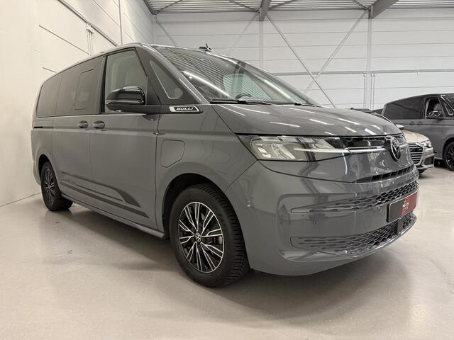 Volkswagen MULTIVAN 1.4 eHybrid L2 BULLI EDITION 7p. PURE-GREY/TREKHAAK/CAMERA/ACC/STANDKACHEL/CARPLAY/NAVI/ELECTR.A.KLEP/PRIVACY/17"/SCHUIFRUITJES/VOLLEDIG VW DEALER HISTORIE