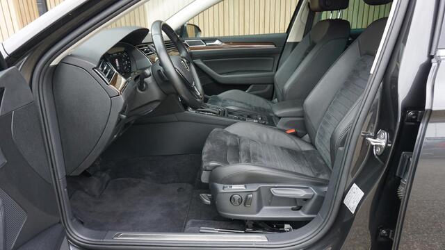 Volkswagen PASSAT Variant 1.8 TSI 180PK Highline Virtual Cockpit Trekhaak Leder/Alcantara Keyless *Geïntegreerde kinderstoel* LED *Complete Passat*