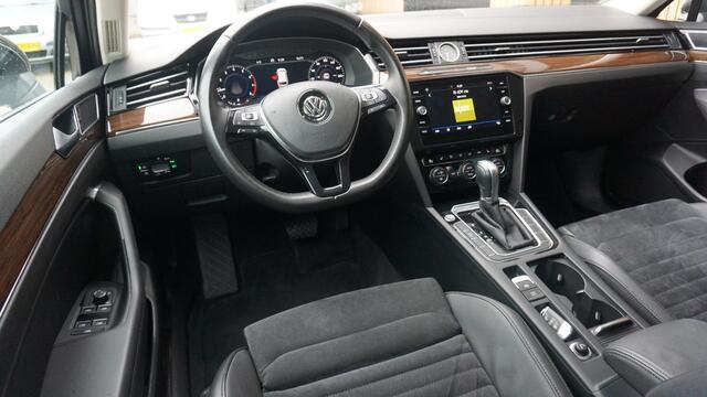 Volkswagen PASSAT Variant 1.8 TSI 180PK Highline Virtual Cockpit Trekhaak Leder/Alcantara Keyless *Geïntegreerde kinderstoel* LED *Complete Passat*