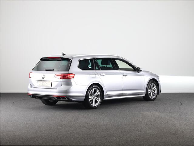 Volkswagen PASSAT Variant 1.5 TSI R-Line Business 150 pk Automaat (DSG) | Verlengde garantie | Navigatie | Parkeersensoren | Achteruitrijcamera | Stoelverwarming | Matrix LED koplampen |