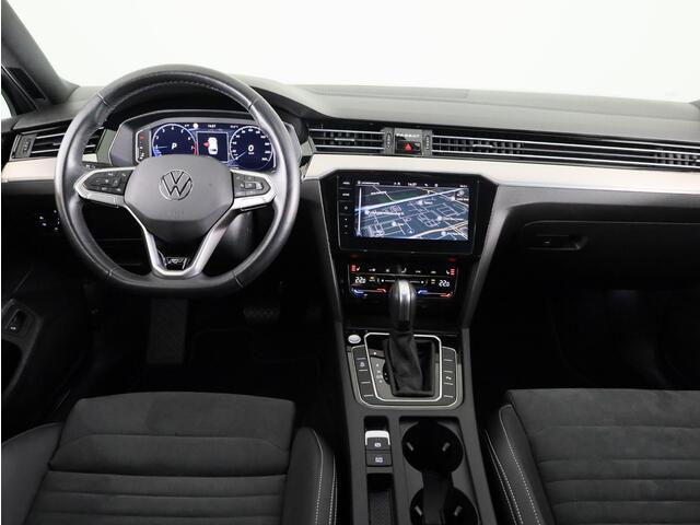 Volkswagen PASSAT Variant 1.5 TSI R-Line Business 150 pk Automaat (DSG) | Verlengde garantie | Navigatie | Parkeersensoren | Achteruitrijcamera | Stoelverwarming | Matrix LED koplampen |